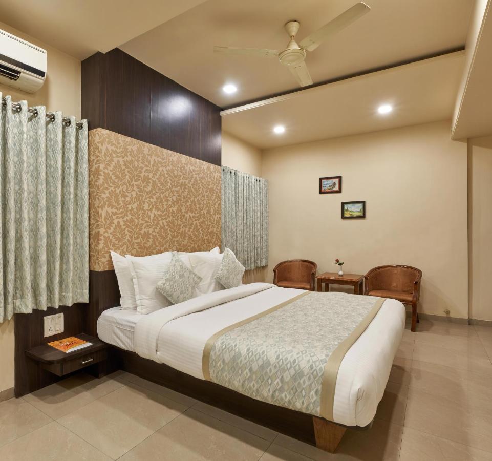 Hotel Atria, Kolhapur Buitenkant foto