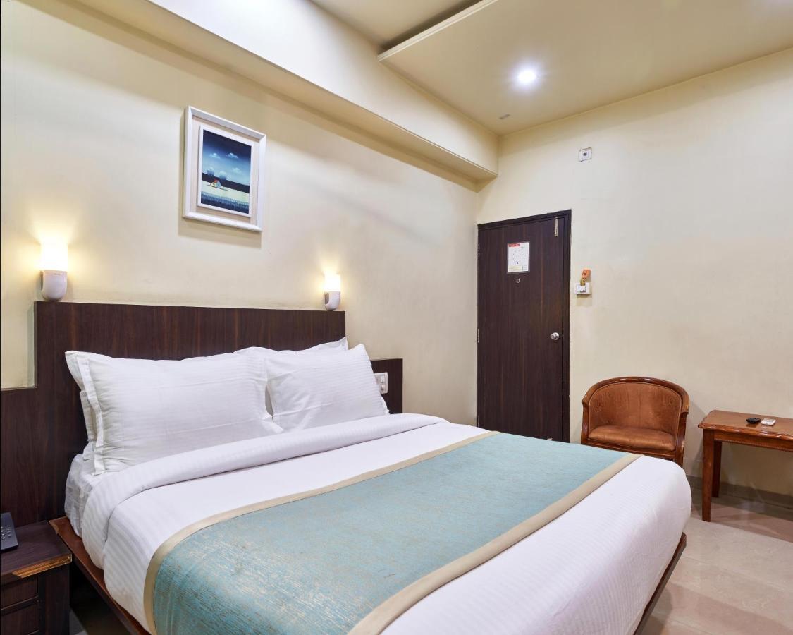 Hotel Atria, Kolhapur Buitenkant foto
